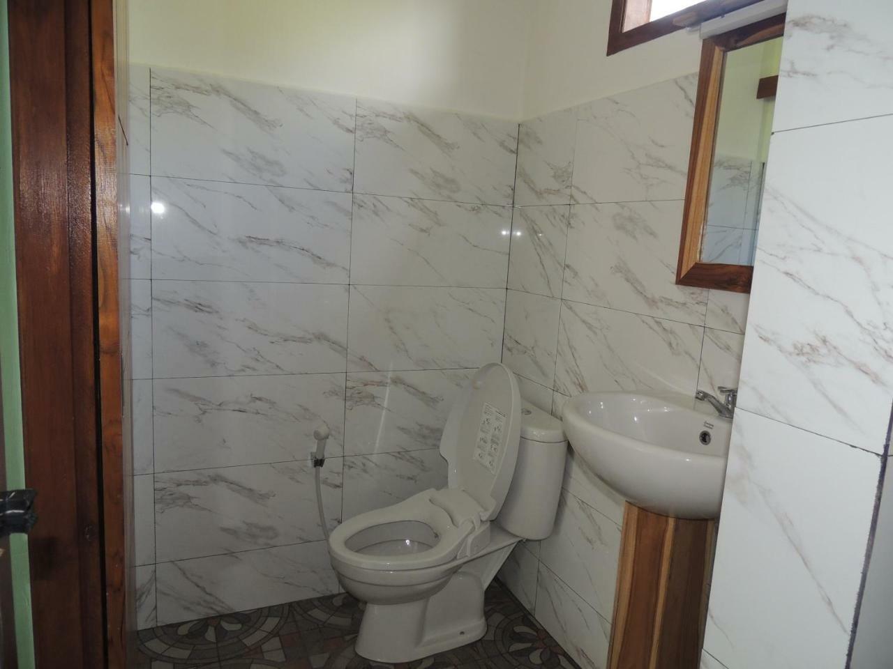 World Bnb Labuan Bajo Exterior photo